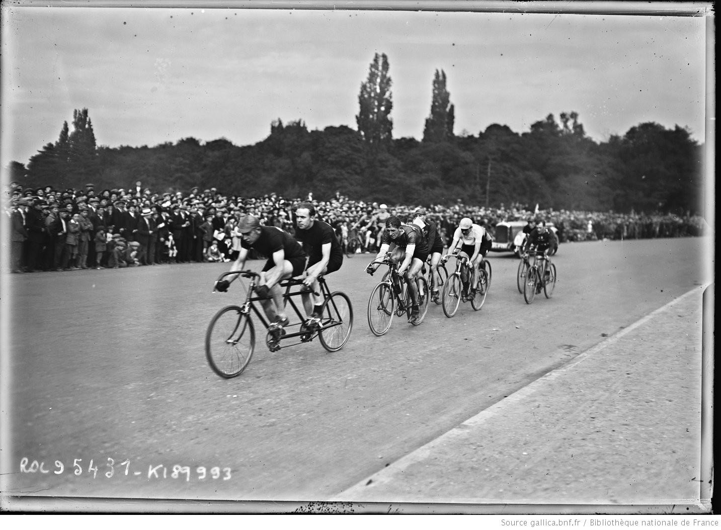 1924-Critérium-des-As-Coureurs-derrière-tandem-Crédits-Agence-Rol-via-Gallica.JPEG
